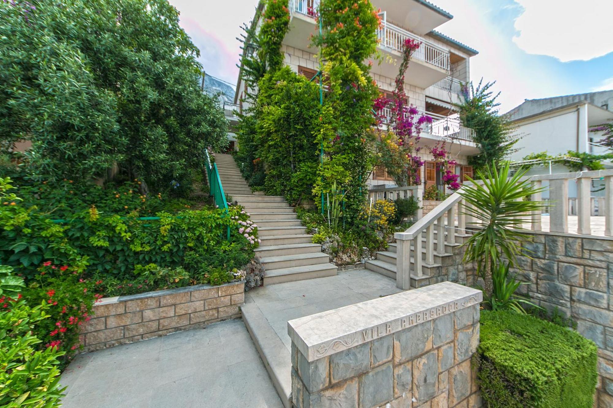 Apartments And Rooms By The Sea Brela, Makarska - 2752 Dış mekan fotoğraf